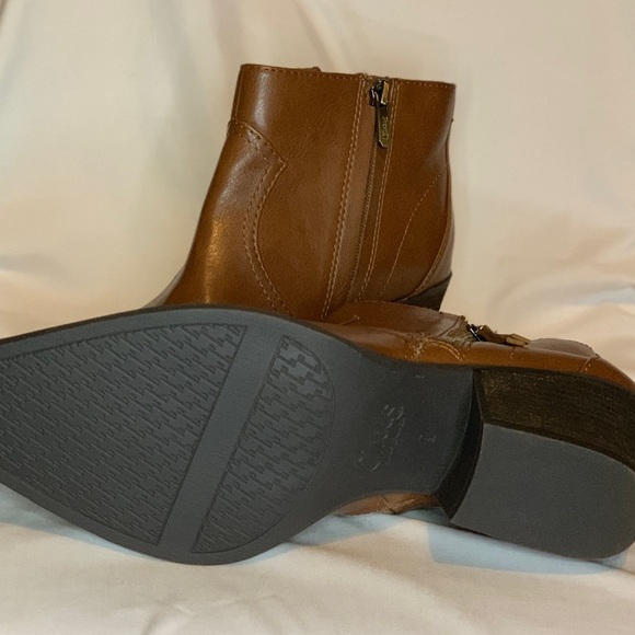 2 for $48 Women’s Sam Edelman Brown Ankle Booties with Sleek Design - Picture 5 of 6